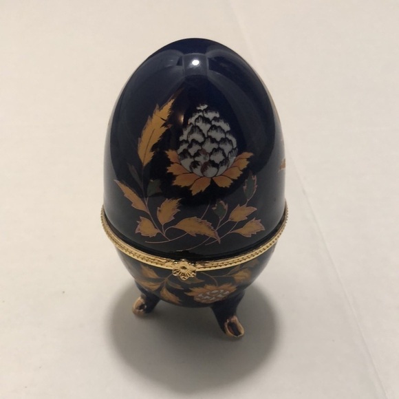 Cobalt blue porcelain egg with 3 legs painted in gold tone and decorated around - Picture 2 of 10